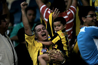 FÚTBOL Caracas 16/05/2010.- Los fanáticos tachirenses que acudieron  hoy al estadio Brigido Iriarte de Caracas, celebraron el triunfo de su equipo, 1-3, sobre el SD Centro Italo, pero este resultado n