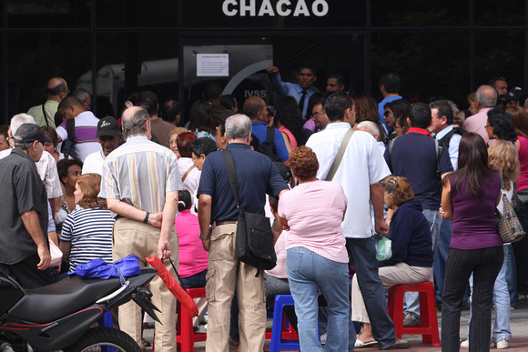 COLAS IVSS CHACAO: Caracas,26/05/10 
Una inmensa cola de pensionados se forma todas las mananas en las oficinas administrativas de  Chacao del Seguro Social en la Av Franciusco de Miranda
Caribe Foc