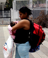 DIA DE LAS MADRES: Caracas,07/05/10 Una joven madre con su bebe camina frente a la Maternidad Concepcion Palacios, en Caracas, donde se esta reactivando un área de atención al embarazo en adolescentes