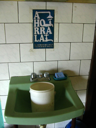 SEQUIA MANANTIAL: Sn Juan de los Morros,15/03/10 
Un letrero en  un lavamanos de un restaurant sugiere ahorrar el agua.
Los habitantes de San Juan de los Morros, abrumados por temperaturas que rozan