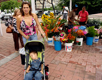 DIA DE LAS MADRES: Caracas,07/05/10 Una madre pasa con su hijo cerca de un puesto de flores,uno de los regalos mas comunes en la celebracion del Dia de las Madres en Venezuela.
Originalmente,la celeb