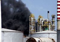 PARAGUANA INCENDIO: Punto Fijo,28/03/10 Una densa humareda se observa en la refineria de Cardon en Paraguana.
Petróleos de Venezuela informó  que el equipo de seguridad de la industria sofocó un ince