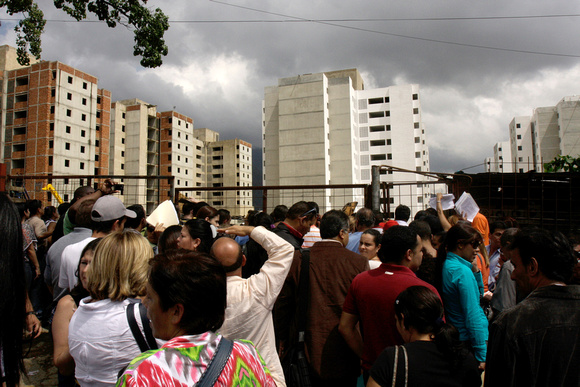 EXPROPIACIONES URBANISMOS: Caracas,01/11/10 
Propietarios de los apartamentos del Conjunto Residencial San José del Ávila, en Caracas,esperan informacion de las autoridades,sobre que pasara con sus pr