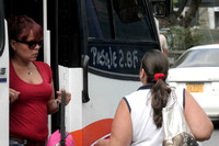 PASAJE MÍNIMO Caracas 09/04/10.- Después de una mañana de de incertidumbres, la de ayer, ya es oficial el aumento de precio del pasaje mínimo de las rutas urbanas de transporte público de Caracas. A p