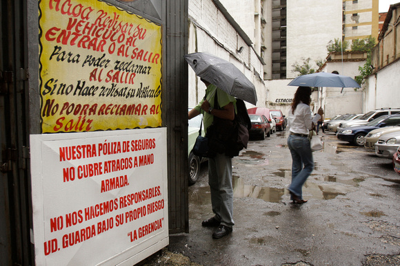 INSEGURIDAD CARACAS: Caracas,16/08/10 
Un aviso en la puerta de un estacionamiento en el centro de Caracas, a  solo dos cuadras del Palacio de Miraflores, advierte a los usarios del riesgo de atracos