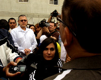 EXPROPIACIONES URBANISMOS: Caracas,01/11/10 El ministro del Comercio, Richard Canán se reune con propietarios de los apartamentos del Conjunto Residencial San José del Ávila, en Caracas,que esperan in