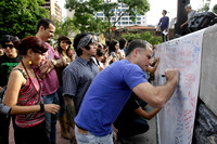 CERATI: Caracas,23/05/10 
Los fans de la estrella de rock argentino Gustavo Cerati, escriben mensajes para el cantante en una gran pancarta durante un concierto en la plaza Alfredo Sadel en Caracas, o