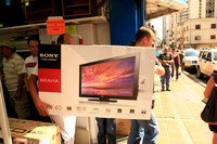 DEVALUACION: Caracas,31/12/10 
Venezolanos compran electrodomesticos en una tienda en el centro de Caracas, previendo el alza de los precios de esas mercancías  ,tras el anuncio del ministro de Planif