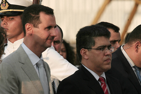 BACHAR AL ASAD Maiquetía 25/06/2010.- El presidente sirio, Bachar al Asad (i), arribó hoy, en visita oficial a Caracas. Al Asad, acompañado de su esposa, Asma, y de varios ministros, arribó al aeropue