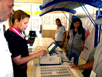 CNE FERIA ELECTORAL: Caracas,31/08/10 
Ciudadanos buscan información en una feria electoral ubicada fuera del CNE en Plaza Caracas.El CNE desplegó este martes por todo el país las Ferias Electorales