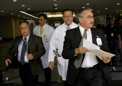 CERATI: Caracas,24/05/10 
Adolfredo Saez, director medico del Centro Medico La Trinidad,junto a los Dres Vladimir Fuemayor, neurologo tratante y Antonio Martinelli, Jefe de Terapia Intensiva, se disp
