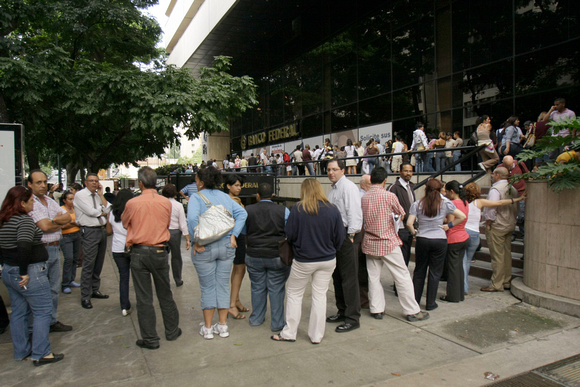 BANCO FEDERAL: Caracas,14/06/10 
Decenas de clientes esperan para entrar a a las entidad del Banco Federal en la Torre Federal de El Rosal en Caracas,luego de conocerse la noticia  de que Sudeban  ha