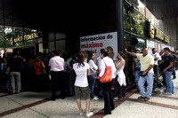 BANCO FEDERAL: Caracas,14/06/10 
Decenas de clientes esperan para entrar a la entidad del Banco Federal en la Torre Federal de El Rosal en Caracas,luego de conocerse la noticia  de que Sudeban  habia