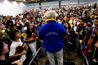 DANIEL BARENBOIM Caracas, 11/08/10.- Daniel Barenboim (c, de espaldas felicitando con los músicos venezolanos director fundador de la Orquesta del Diván de Oriente y Occidente, reúne, con espíritu de