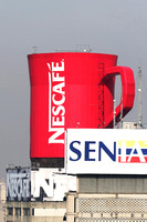 TAZA NESTLE: Caracas,25/02/10 
La Alcaldía de Caracas ordenó la remoción ,por no cumplir con las ordenanzas municipales,de la publicidad de gran tamaño conocida como la taza roja Nestlé, que se exhib