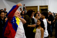 DANIEL BARENBOIM Caracas, 11/08/10.- Daniel Barenboim (i, vistiendo la chaquete insignia de los jóvenes músicos venezolanos), director fundador de la Orquesta del Diván de Oriente y Occidente, reúne,
