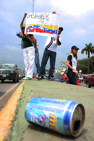 POLAR PROTESTA: Puerto La Cruz,05/06/10 
Trabajadores de las Empresas Polar en Oriente manifiestan frente a las instalaciones de Polar en Puerto La Cruz, contra las amenazas del Presidente Chavez de