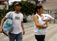 DIA DE LAS MADRES: Caracas,07/05/10 Una joven madre con su bebe sale de la Maternidad Concepcion Palacios, en Caracas, donde se esta reactivando un área  de atención al embarazo en adolescentes.
Orig