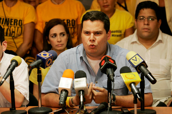 PRIMERO JUSTICIA: Caracas,22/04/10 El coordinador de Miranda de Primero Justicia Juan Carlos Caldera
anunció formalmente el respaldo del Partido al precandidato a la Asamblea Nacional, Carlos Vecchio