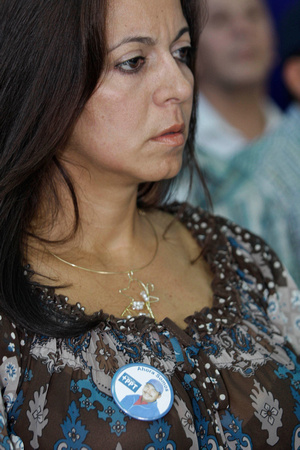 Barquisimeto,23/02/10/Venezuela 
Marielba Diaz de Falcon  porta una chapa con la imagen de su esposo, que muestra el mensaje “Ahora somos PPT” mientras escucha a su esposo el Gobernador del estado La