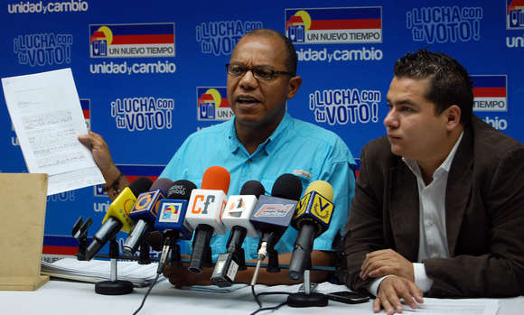 AZOCAR CENSURA: Caracas,29/01/10 
Gustavo Azocar, periodista y Presidente de Un Nuevo Tiempo en el estado Táchira, se solidarizó este miércoles con los trabajadores de los diarios El Nacional, Tal Cu