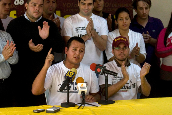 MUD - JUVENIL Caracas 11/11/10.- Representantes de la seccionales juveniles de los diferentes partido políticos que integran la Mesa de la Unida Democrática (MUD) hicieron hoy un llamado, a los estudi