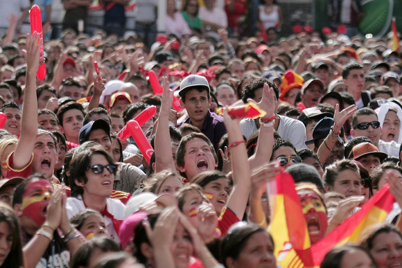 ESPAÑA-PARAGUAY Caracas, 03/07/2010.- Cientos de fanáticos de la selección española de fútbol, colmaron la plaza Alfredo Sadel de Las Mercedes, para apoyar a La Roja que disputaba un puesto en las sem