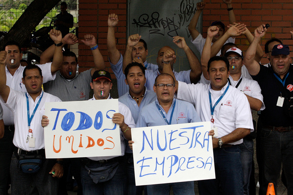 HELADOS EFE CONFLICTO: Caracas,01/10/10 
Trabajadores de Helados EFE , unos a favor y otros en contra,protestan por la paralización de las actividades en la planta ubicada en Chacao.Luego de nueve día