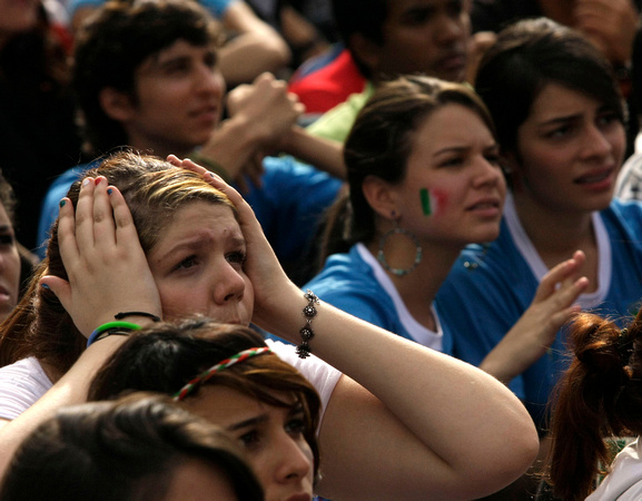 MUNDIAL FANATICOS: Caracas,14/06/10 
Decenas de jovenes fanaticos del equipo de Italia reunidos en la Plaza Alfredo Sadel de las Mercedes en Caracas,siguen las incidencias del partido de la Copa Mund