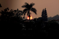 SOL ROJO INCENDIO: Caracas,29/03/10 
El Sol, como un disco rojo, es visto al atardecer de este domingo de Ramos,inicio de Semana Santa, donde la ciudad de Caracas permanece cubierta por el humo prove