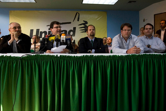 ÁLVAREZ PAZ,Caracas 23/03/2010.- Luis Ignacio Planas Ignacio Planas (2i), presidente le partido COPEI, acompañado por Ismael García (i), secretario general Podemos, manifestó hoy, en una rueda de pren