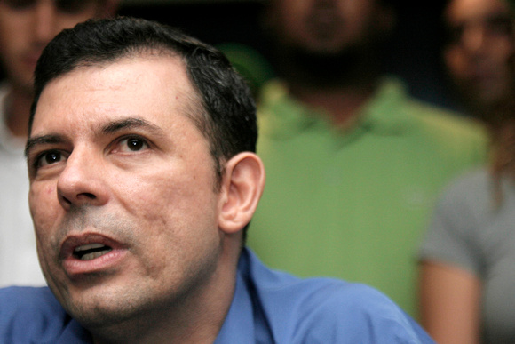 COPEI Caracas 20/03/2010.- El dirigente copeyano, Roberto Henrique, en representación de la fracción del partido favorecida por la decisión del Tribunal Supremo de Justicia, que suspendió las eleccion