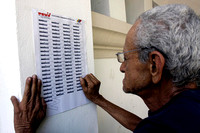 PSUV PRIMARIAS: Caracas,02/05/10 Un anciano busca en la lista de candidatos antes de votar. 6.776.618 miembros del PSUV escogerán en los comicios internos, entre 3527 precandidatos, a los 110 candidat