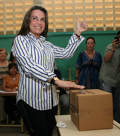 PRIMARIAS MARACAIBO: Maracaibo,31/10/10 
Con nutrida asistencia de votantes y normalidad transcurren las primarias en los 323 centros de votación de Maracaibo, para escoger entre Evelyn de Rosales y J