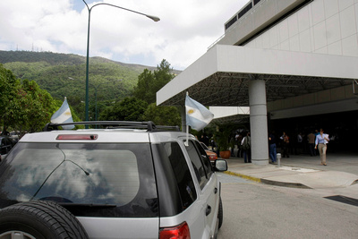 CERATI: Caracas,20/05/10 
Un carro con banderas argentinas pasa frente a la entrada del Centro Medico la Trinidad, donde se encuentra hospitalizado el cantante de rock argentino Gustavo Cerati, luego