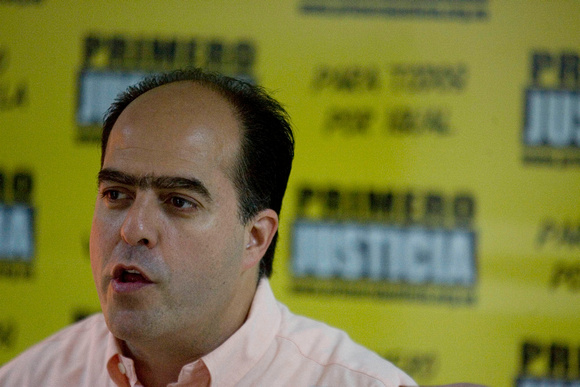 PRIMERO JUSTICIA Caracas 20/06/2010.- Julio Borges, coordinador nacional  de Primero Justicia (PJ) denunció hoy, en una rueda de prensa, que el gobierno nacional  politiza el estomago de los venezolan