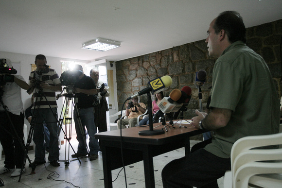 JULIO BORGES Caracas 25/07/2010.-  Julio Borges, coordinador nacional de Primero Justicia, presentó hoy, en su acostumbrada rueda de prensa dominical,  la propuesta de Ley de Producción Nacional que c