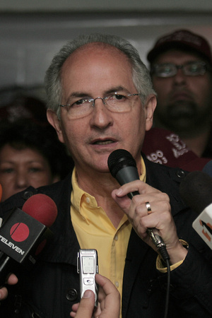 ABP Caracas, 08/09/2010.- Antonio Ledezma, en su calidad de presidente del partido Alianza Bravo Pueblo (ABP) juramentó hoy, bajo el nombre de “Defensores del Voto”  a los coordinadores de centros de