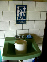 SEQUIA MANANTIAL: Sn Juan de los Morros,15/03/10 
Un letrero en  un lavamanos de un restaurant sugiere ahorrar el agua.
Los habitantes de San Juan de los Morros, abrumados por temperaturas que rozan