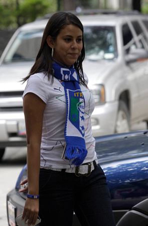 MUNDIAL 2010: Caracas,11/06/10 
A pesar de que la seleccion  Vinotinto no esta en el Mundial,los aficionados venezolanos, entre ellos muchas mujeres, han salido el primer dia de este Mundial de Futbo