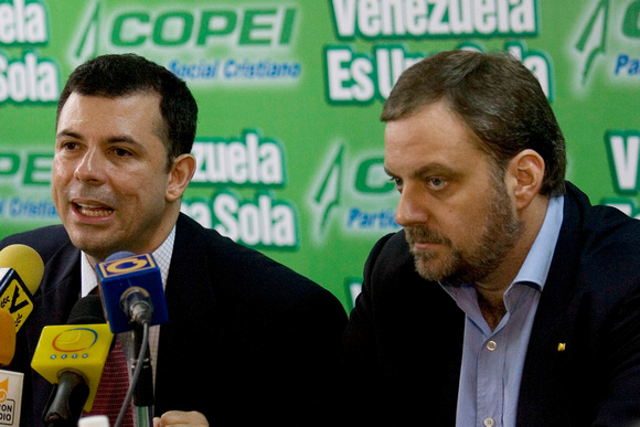 COPEI Caracas 24/09/2010.- Roberto Enríquez (I), presidente del partido COPEI, dijo, n una rueda de prensa, que “para nosotros (el partido COPEI) es un verdadero honor el gesto que ustedes han tenido
