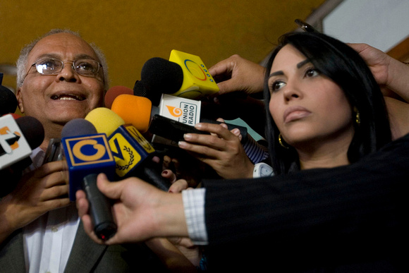 UNT –CNE Caracas, 12/08/2010.- Delsa Solórzano, Vicepresidente de Participación Ciudadana, y Vicente Bello, Coordinador de Asuntos Electorales, del partido de Un Nuevo Tiempo (UNT), solicitaron hoy al
