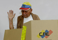PSUV PRIMARIAS: Caracas,02/05/10 Un anciano ejerce su derecho al voto.
6.776.618 miembros del PSUV escogerán en los comicios internos, entre 3527 precandidatos, a los 110 candidatos y sus suplentes,