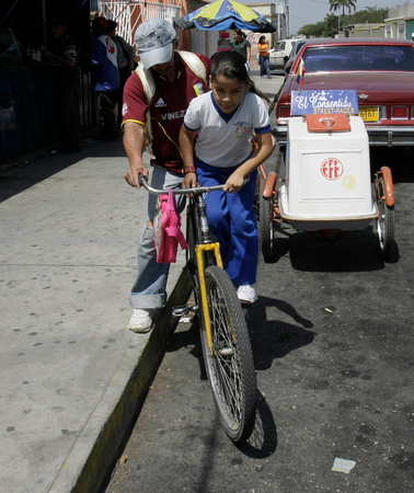 BICICLETAS-QUIBOR:Quibor,09/02/10/Venezuela 
Los padres recogen a sus hijos del colegio al mediodia a bordo de las bicicletas
En Quibor, una pequena poblacion del estado Lara,los habitantes usan tan