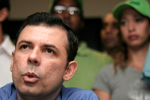 COPEI Caracas 20/03/2010.- El dirigente copeyano, Roberto Henrique, en representación de la fracción del partido favorecida por la decisión del Tribunal Supremo de Justicia, que suspendió las eleccion