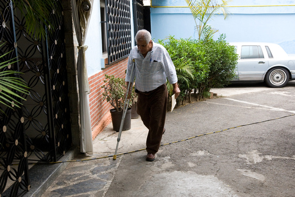 ENRIQUE MENDOZA: Caracas,06/04/10 
 El ex gobernador del estado Miranda, Enrique Mendoza, llega caminando con muletas a la rueda de prensa donde propuso hoy,que se realicen las elecciones primarias p