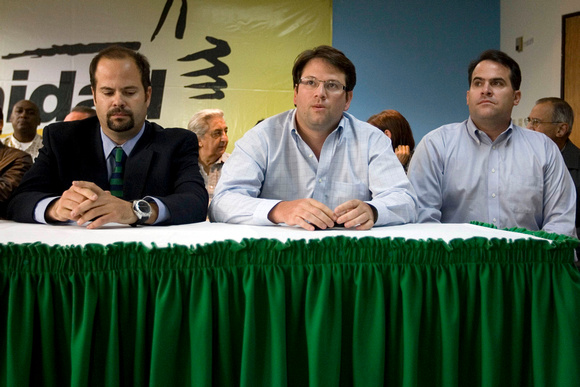 ÁLVAREZ PAZ

Caracas 23/03/2010.- Los hijos de Oswaldo Álvarez Paz, Juan Carlos (i), Oswaldo (c) y Santiago Álvarez (d) estuvieron presentes hoy, en una rueda de prensa en la sede nacional del parti