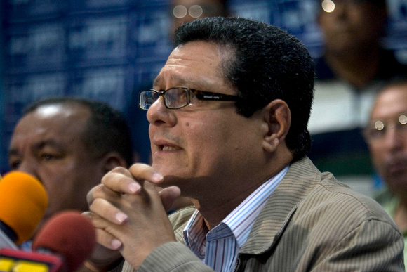 PPT Caracas 22/03/2010.- Gustavo Hernández, dirigente del partido Patria Para Todos (PPT) hizo un llamado hoy, en una rueda de prensa, a todos los “revolucionarios” a no parecerse a la oposición, en r