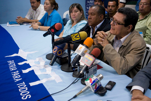 PPT Caracas 22/03/2010.- Gustavo Hernández (d), dirigente del partido Patria Para Todos (PPT) hizo un llamado hoy, en una rueda de prensa, a todos los “revolucionarios” a no parecerse a la oposición,