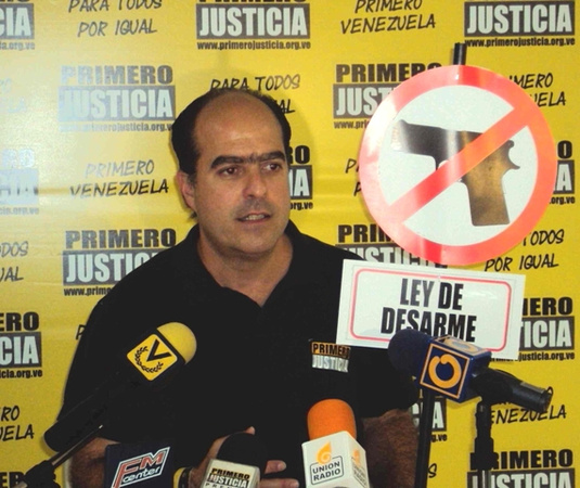 BORGES DESARME: Caracas,12/05/09 
El coordinador nacional de Primero Justicia Julio Borges, pidió este domingo "un desarme general de la población para contener el avance de la delincuencia".En Venezu